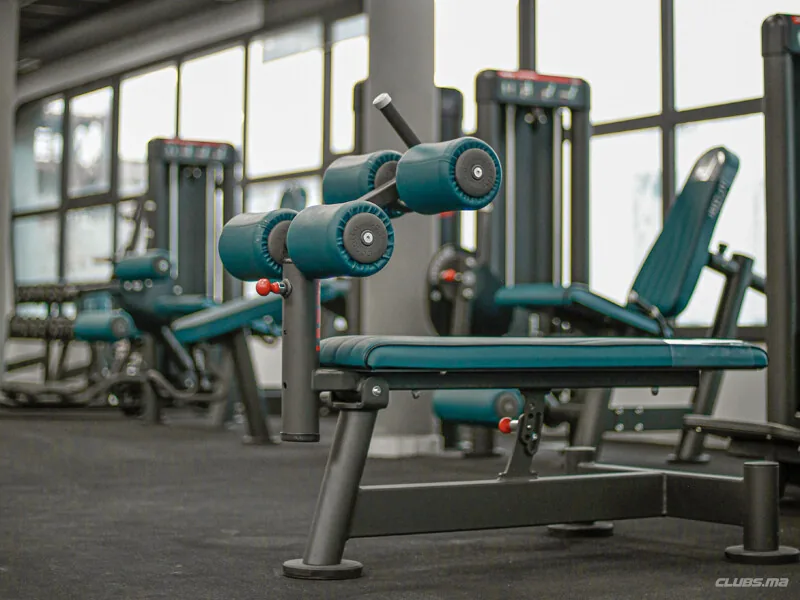 Banc de musculation près des baies vitrées